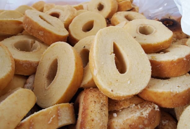 パンの耳など食品副産物をブレンドして作られた、豚のためのエコフィード