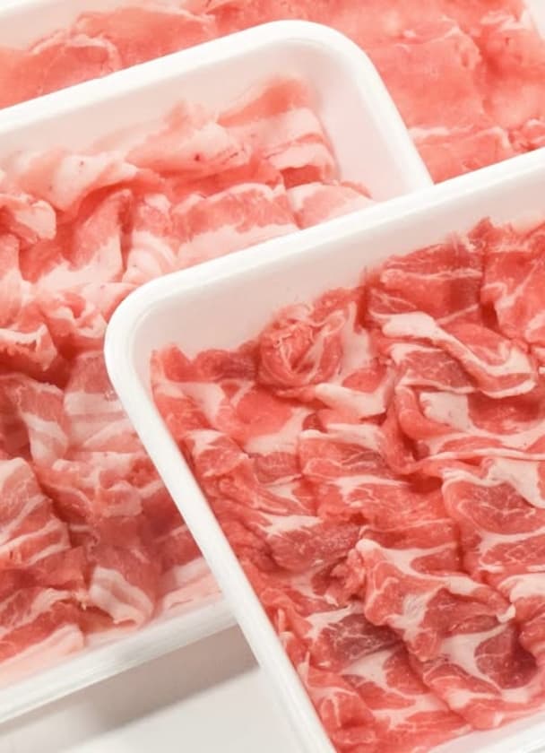 トレイに綺麗に並べられた新鮮な田原ポークのスライス肉