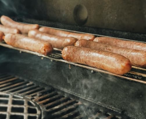 グリル鉄板の上でジューシーに焼き上げられるDAIROKUのソーセージ