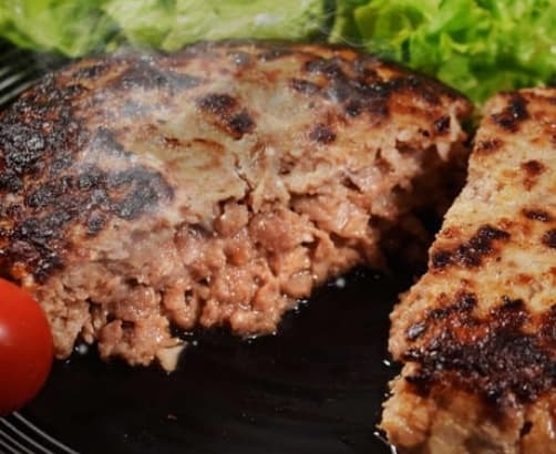 ふっくらと焼き上がりジューシーな肉汁が溢れる田原ポークのハンバーグ