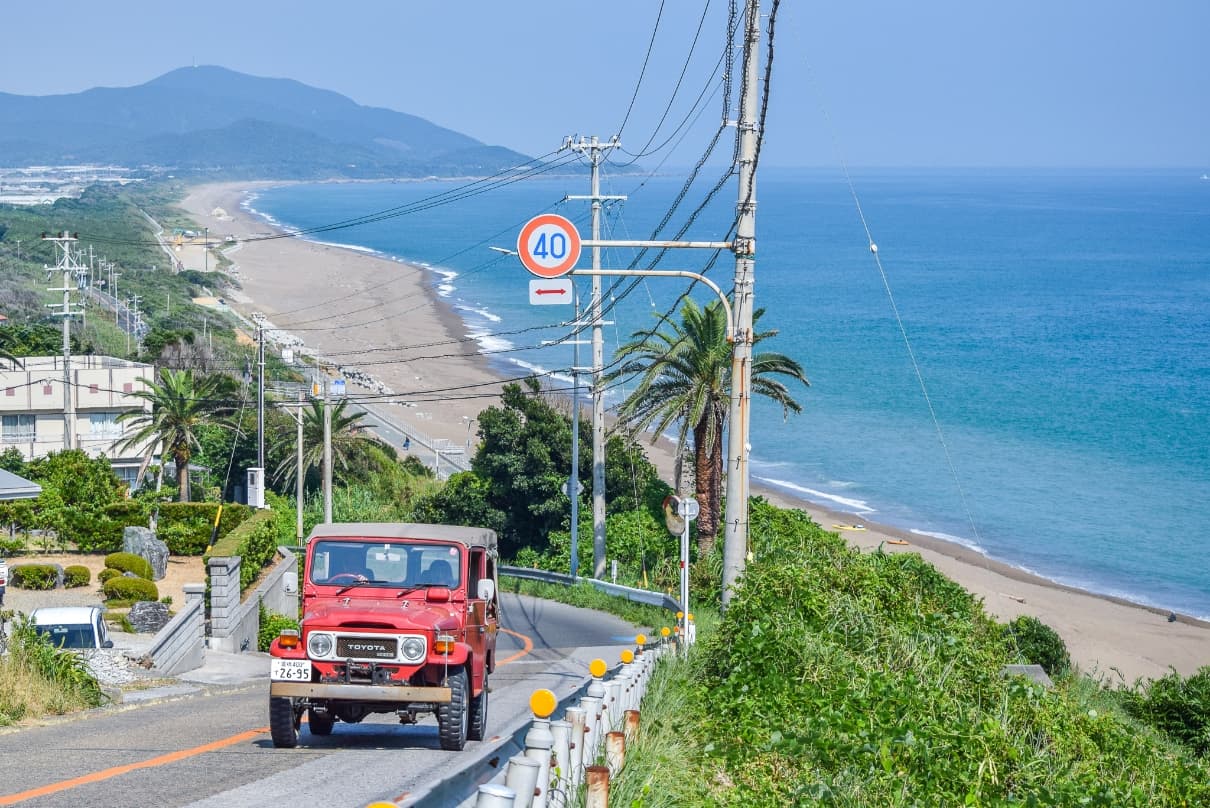 青い海と砂浜が広がる海岸線沿い